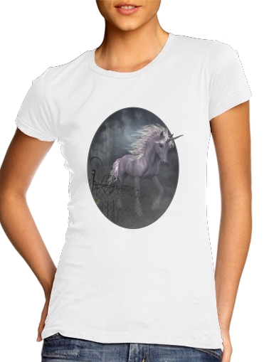  A dreamlike Unicorn walking through a destroyed city para T-shirt branco das mulheres