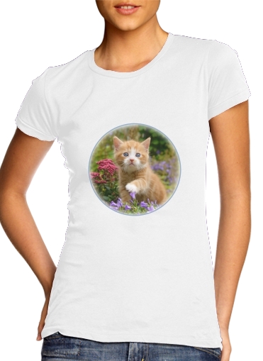  Cute ginger kitten in a flowery garden, lovely and enchanting cat para T-shirt branco das mulheres