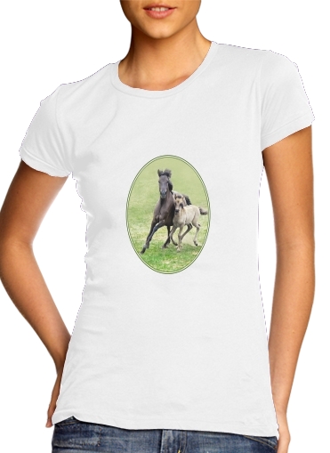  Horses, wild Duelmener ponies, mare and foal para T-shirt branco das mulheres