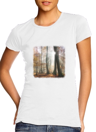  Sun rays in a mystic misty forest para T-shirt branco das mulheres
