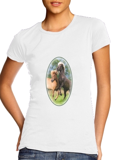  Two Icelandic horses playing, rearing and frolic around in a meadow para T-shirt branco das mulheres