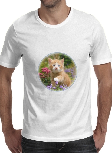  Cute ginger kitten in a flowery garden, lovely and enchanting cat para Manga curta T-shirt homem em torno do pescoço