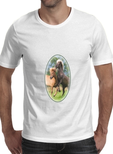  Two Icelandic horses playing, rearing and frolic around in a meadow para Manga curta T-shirt homem em torno do pescoço