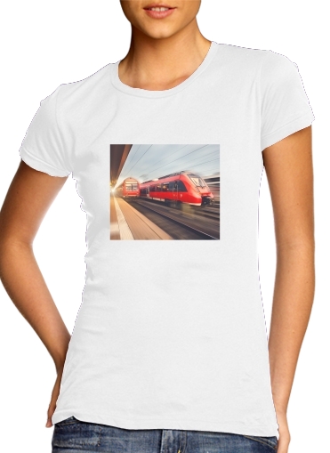  Modern high speed red passenger trains at sunset. railway station para T-shirt branco das mulheres