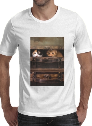  Little cute kitten in an old wooden case para Manga curta T-shirt homem em torno do pescoço